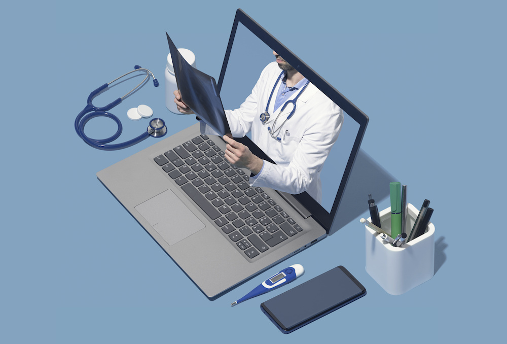 Professionell läkare ger en konsultation online i en bärbar dator